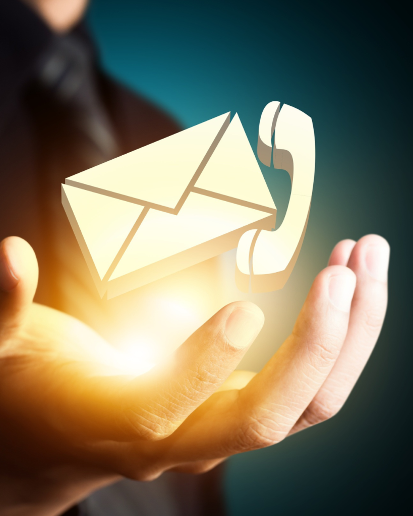 Mano di uomo illuminata che sorregge una busta e una cornetta del telefono virtuali.